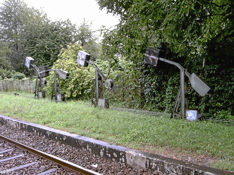 Bahn 130.jpg - Die Spanngewichte für die Formsignale sind 2006 noch in Betrieb.